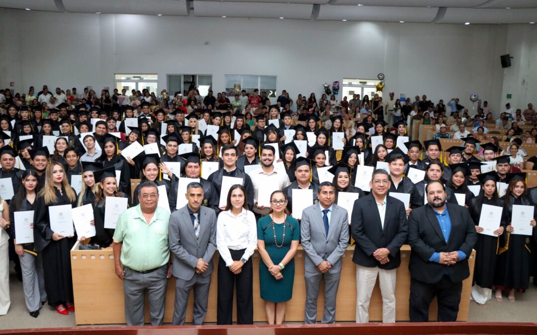 EGRESAN 106 PROFESIONISTAS DE CONTABILIDAD, ADMINISTRACIÓN Y NEGOCIOS DIGITALES