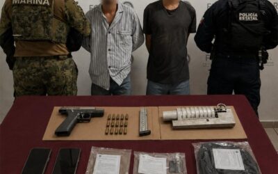 FUERZAS ESTATALES Y FEDERALES DETIENEN EN MANZANILLO A DOS PRESUNTOS MIEMBROS DEL CJNG LES ASEGURAN ARMAMENTO Y PRESUNTA DROGA