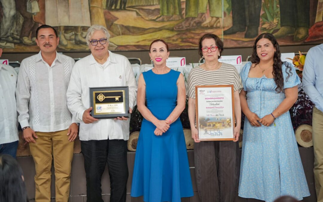 ENTREGA TEY AL ESCULTOR SEBASTIÁN LAS LLAVES DE VILLA DE ÁLVAREZ 