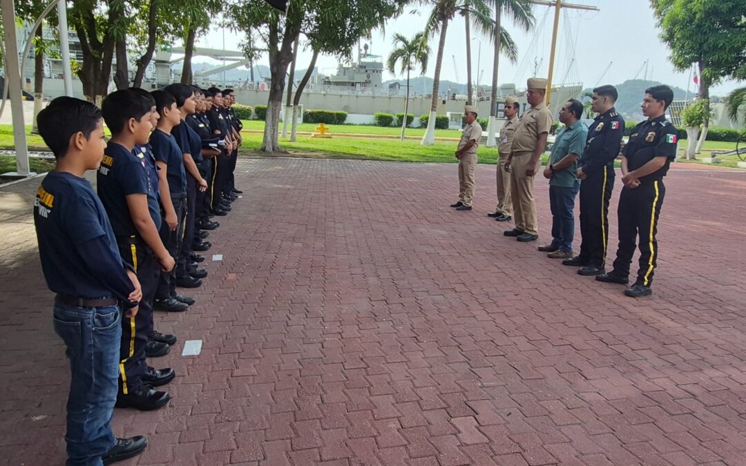 LA SEXTA REGIÓN NAVAL RECIBEN EN  SUS INSTALACIONES A JÓVENES DE UNA AGRUPACIÓN CIVIL DE TECOMÁN COLIMA