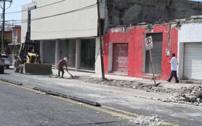 AYUNTAMIENTO DE COLIMA VERIFICA COLAPSO DE MARQUESINA Y DA SEGUIMIENTO AL RETIRO DE ESCOMBROS EN AVENIDA MACLOVIO HERRERA
