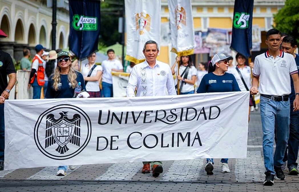 HISTORIA E IDENTIDAD DE LA UDEC RECORREN EL CENTRO DE COLIMA DURANTE DESFILE CÍVICO