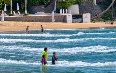 GUARDAVIDAS DE UEPC Y PC MANZANILLO RESCATAN DEL MAR A UNA MUJER Y DOS MENORES EN LA AUDIENCIA