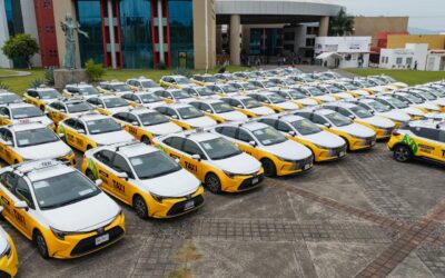 INDIRA VIZCAÍNO ENTREGÓ PERMISOS DE OPERACIÓN A 123 NUEVOS TAXIS ECOLÓGICOS EN COLIMA