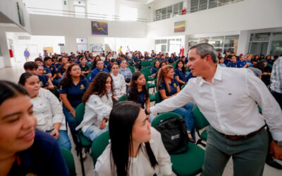 DIALOGA RECTOR CON ESTUDIANTES DE MANZANILLO SOBRE PERMANENCIA Y FORMACIÓN UNIVERSITARIA