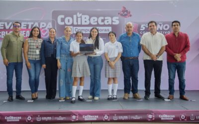 ENTREGA INDIRA VIZCAÍNO 464 COLIBECAS COMPUTADORAS A ESTUDIANTES DE SECUNDARIA Y LICENCIATURA EN COMALA