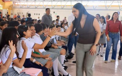 ENTREGA INDIRA VIZCAÍNO MIL 805 COLIBECAS COMPUTADORAS A ESTUDIANTES DE SECUNDARIA EN VDEA