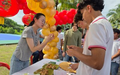 ESTUDIANTES DEL BACHILLERATO 25 COMPARTEN TRADICIONES DE DISTINTOS PAÍSES EN FERIA ESCOLAR