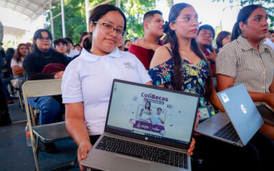 RECIBEN ESTUDIANTES DE LA UDEC COMPUTADORAS DEL PROGRAMA COLIBECAS