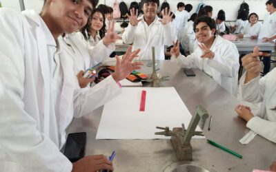 DE LA PRESIÓN DE AMIGOS A LAS REDES SOCIALES: JÓVENES DEL BACHILLERATO 8 EXPLORAN SUS EMOCIONES