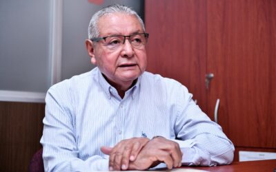 RECIBE RECTOR DE LA UTZMG SU TÍTULO DE LA UDEC, 43 AÑOS DESPUÉS DE EGRESAR