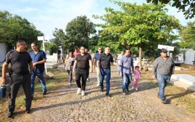 SUPERVISAN TRABAJOS DE MANTENIMIENTO Y ADECUACIÓN DEL PANTEÓN MUNICIPAL PARA EL DÍA DE MUERTOS