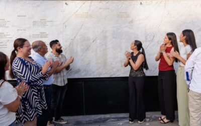 INDIRA VIZCAÍNO DEVELA NOMBRES DE NAOMI CRUZ, ANGÉLICA TORRES Y MANUEL CHÁVEZ EN EL MURO DEL HONOR DEL DEPORTE COLIMENSE